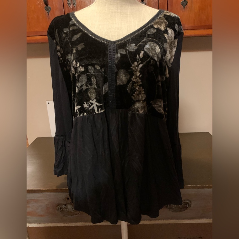 Como Vintage Black and Gray Floral Velvet Blouse